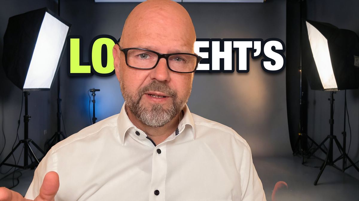Große Untertitel-Schrift hinter dem Sprecher