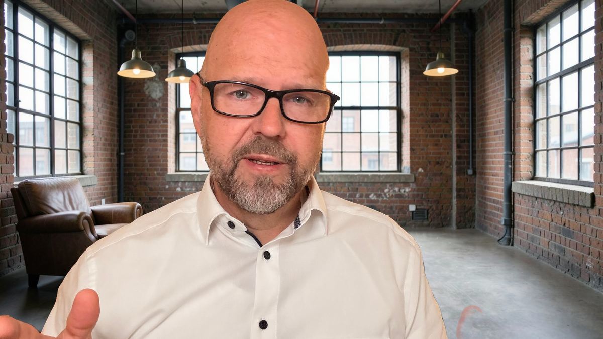 Sprecher freigestellt vor einem Loft als neuem Hintergrund